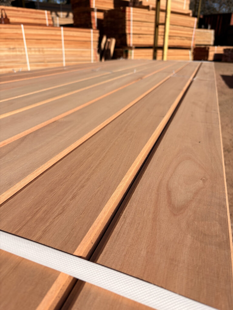 Tablas de madera en el depósito de Zeballos
